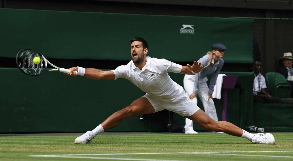 Теннисист отбивает мяч