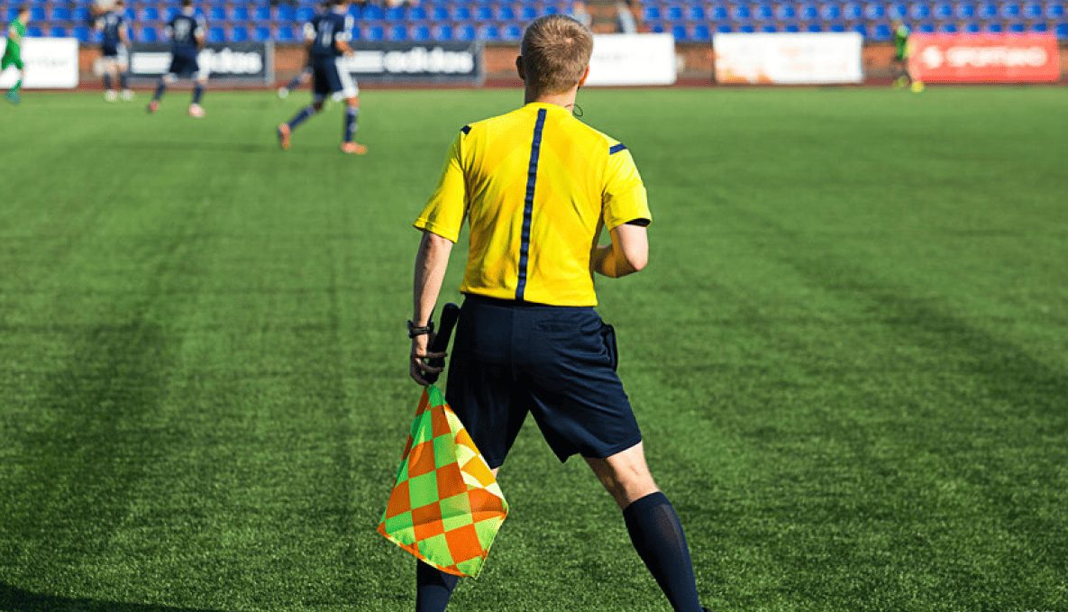 Что такое офсайды в футболе: лайнсмен