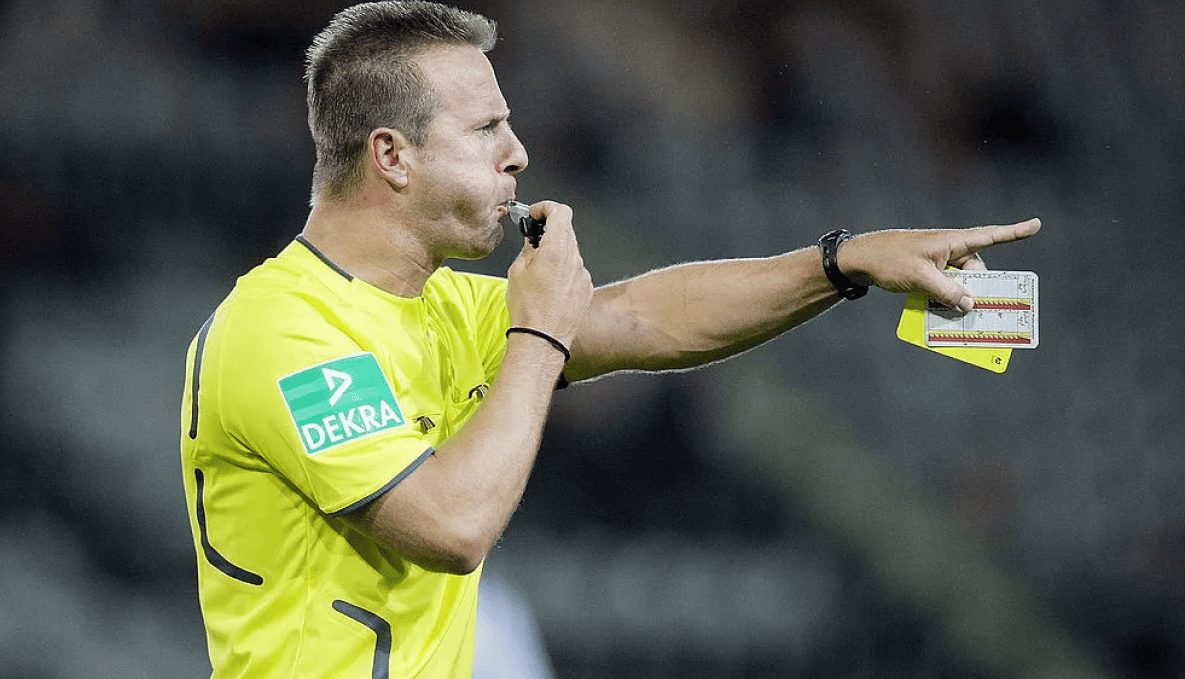 Что такое пенальти в футболе: судья