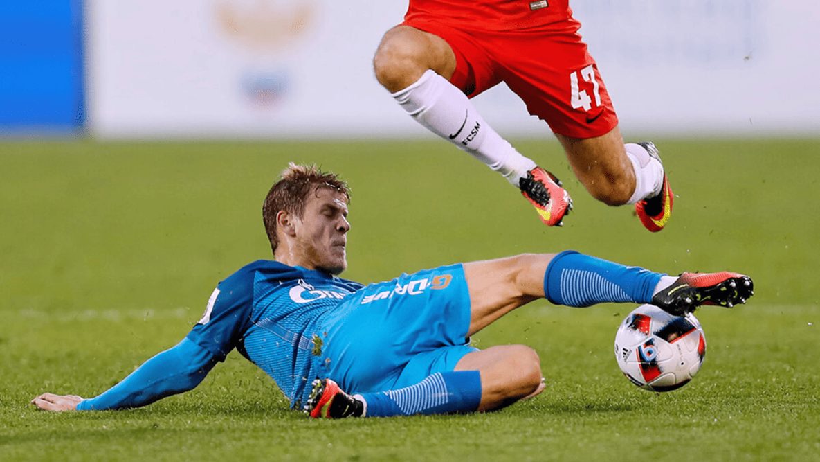 Подкаты в футболе: агрессивный подкат