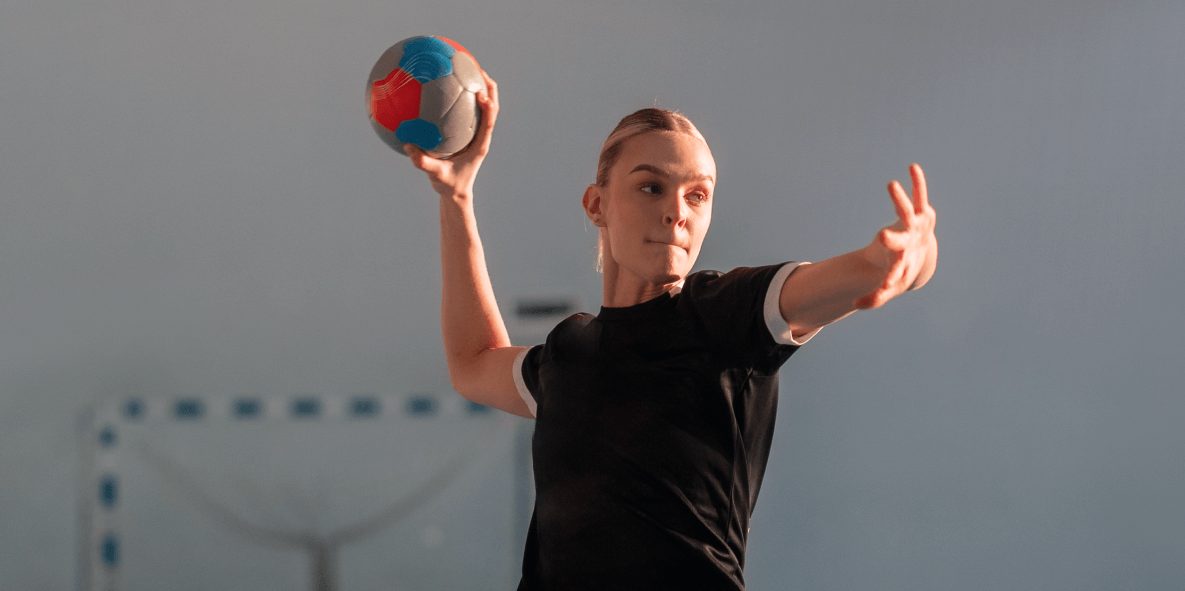 Атакующая гандболистка