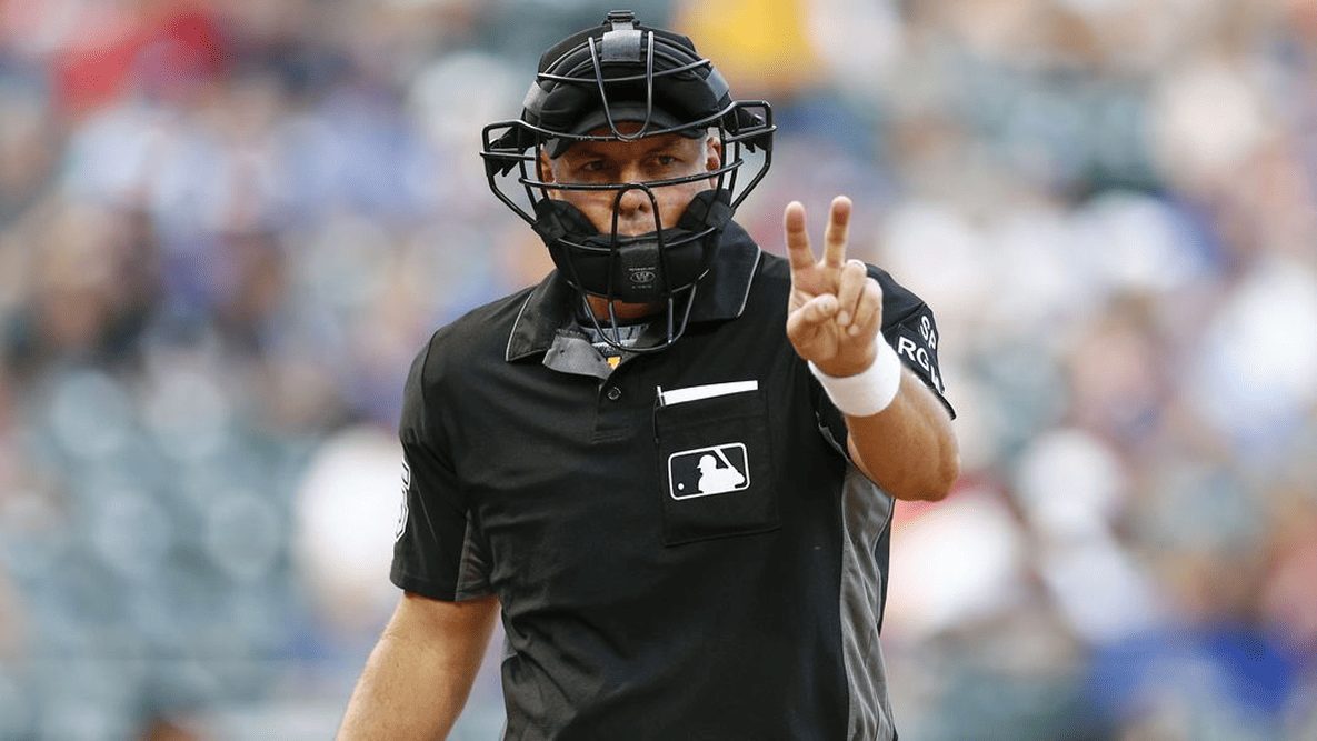 Правила бейсбола: судья