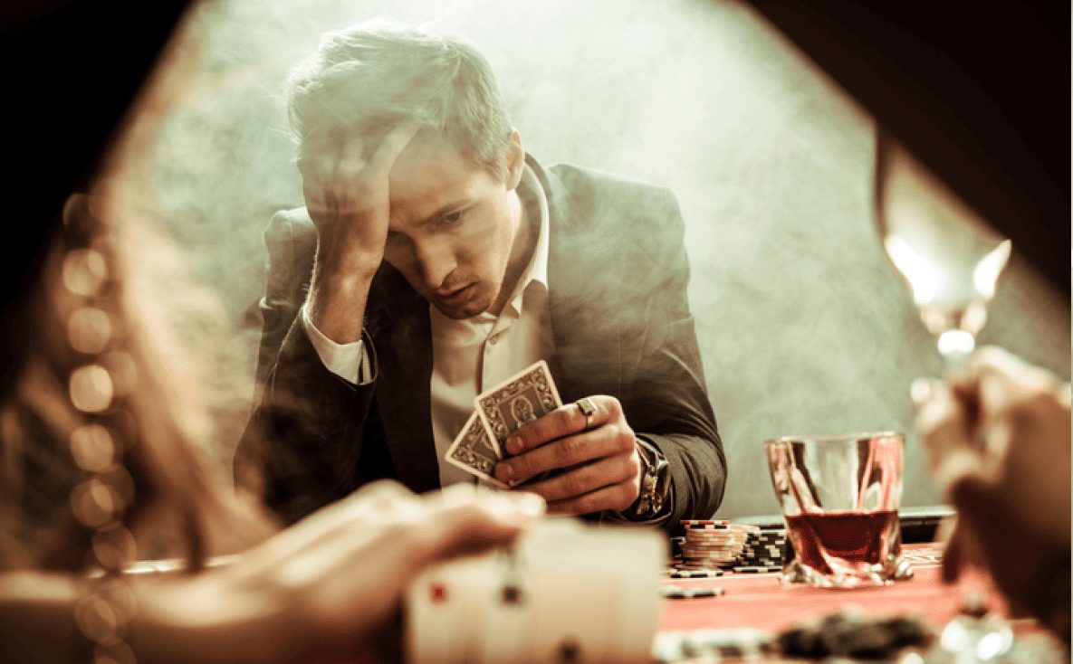 Правила игры в покер: игрок недоволен своими картами