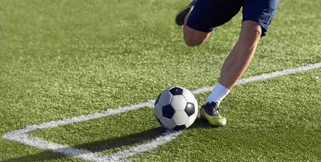 Стратегии ставок на угловые в футболе: угловой удар