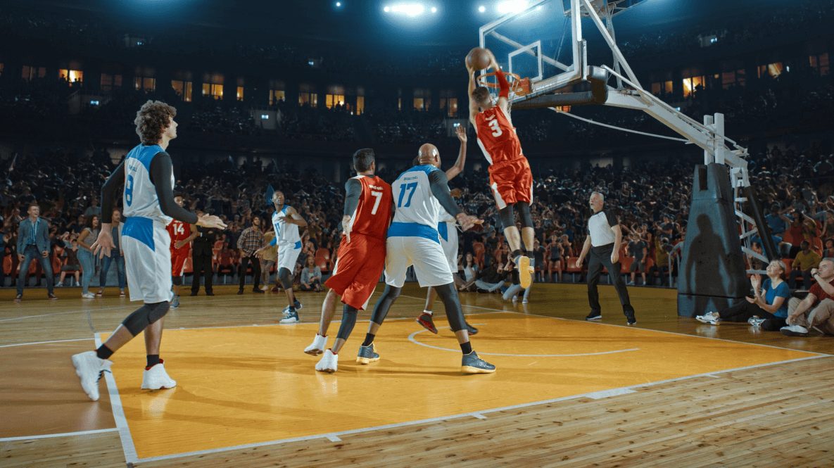 Баскетболист делает данк