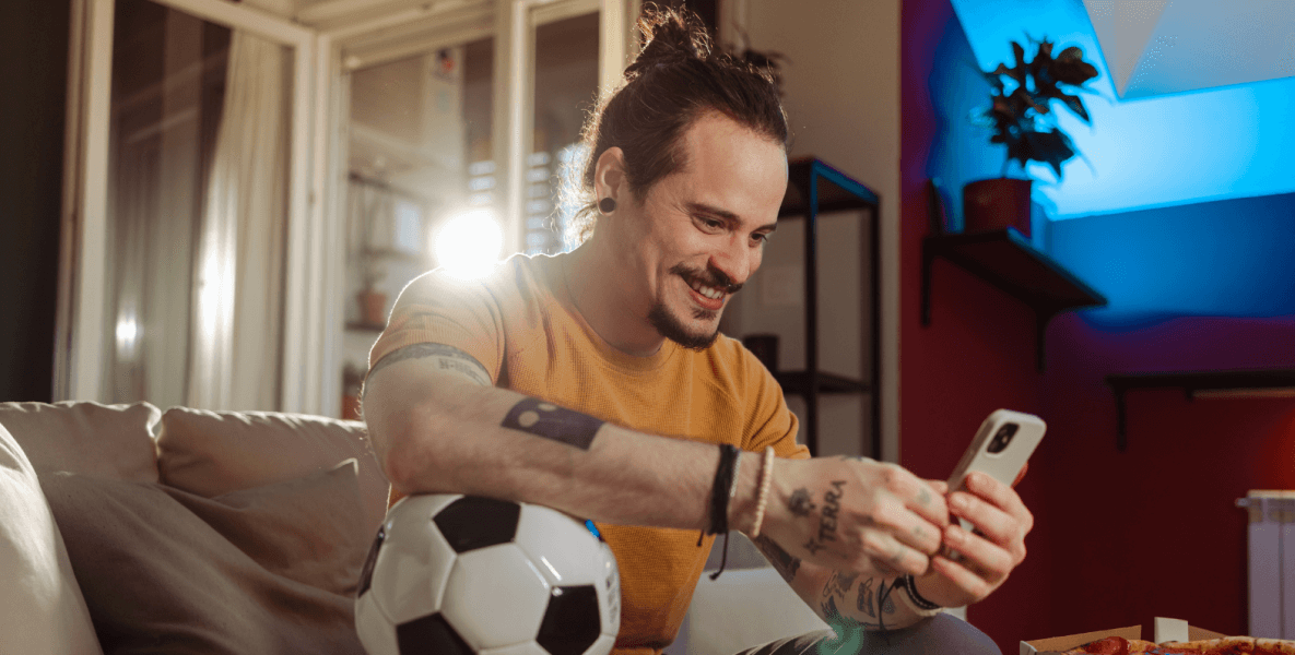 Мужчина с мячом делает ставку