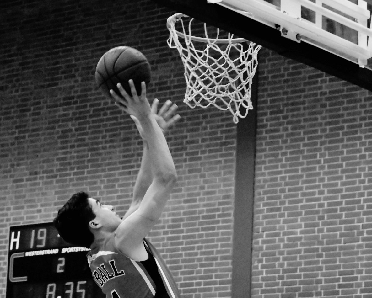 Бросок из под кольца в баскетболе