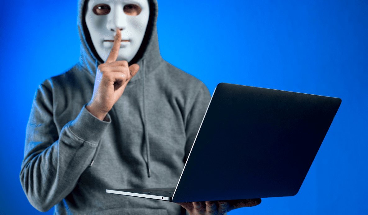 БК WINLINE не выводит деньги: человек в маске с ноутбуком